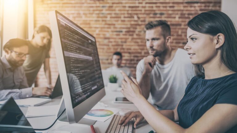 Esta es la edad promedio de quienes viran su carrera hacia la tecnología