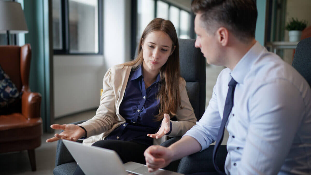 Reunión, planificación y estrategia de una mujer de negocios, líder de equipo o gerente hablando del objetivo de los KPIs