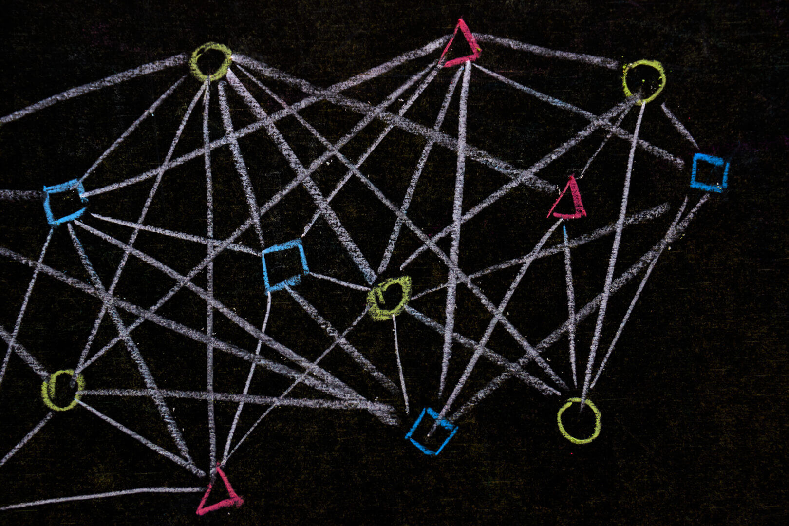 Representación artística de una red neuronal profunda (DNN) con nodos conectados por líneas sobre fondo negro, usando formas geométricas de colores.