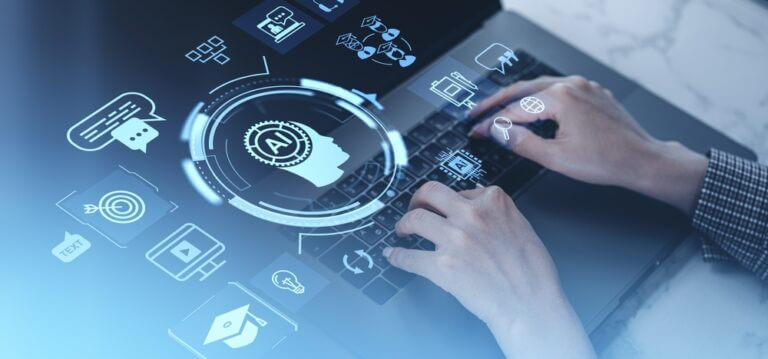 Manos escribiendo en una laptop rodeada de íconos digitales que representan diferentes tipos de inteligencia artificial, como asistentes virtuales, automatización y aprendizaje automático.