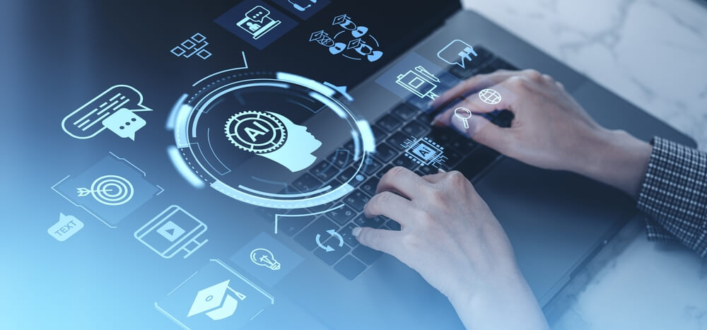 Manos escribiendo en una laptop rodeada de íconos digitales que representan diferentes tipos de inteligencia artificial, como asistentes virtuales, automatización y aprendizaje automático.