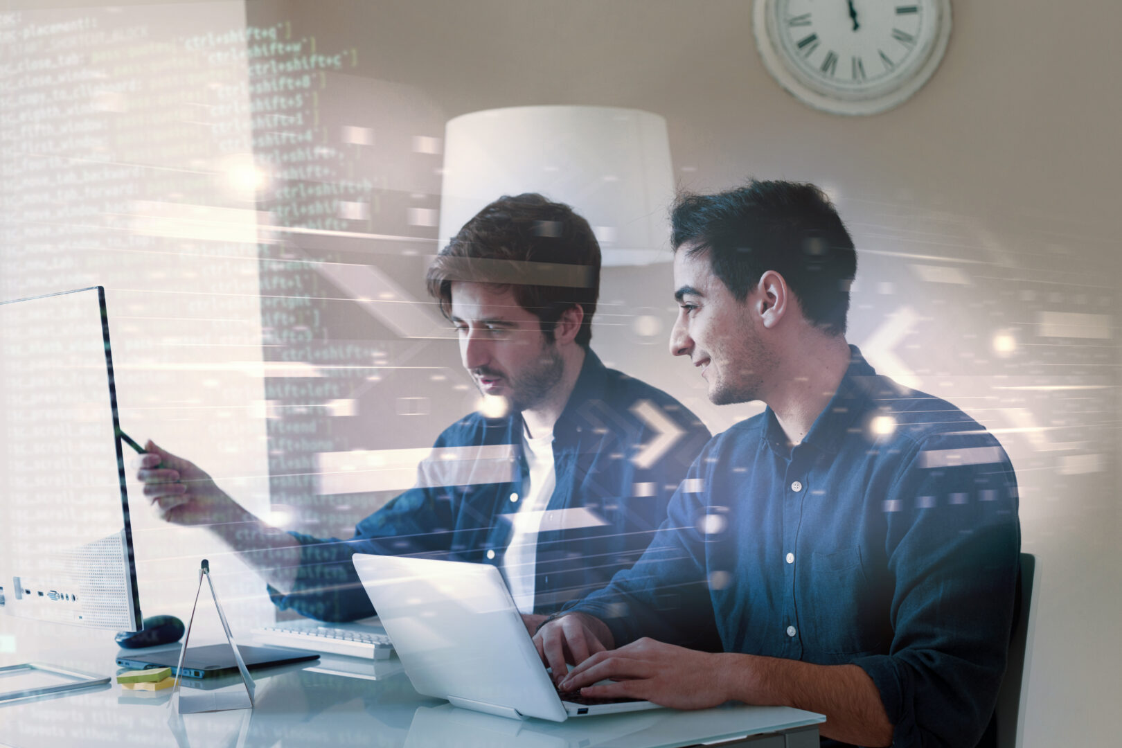 Imagen de dos profesionales colaborando frente a computadoras, trabajando con código y tecnologías avanzadas, en un entorno que simula el uso de sistemas expertos y herramientas digitales.