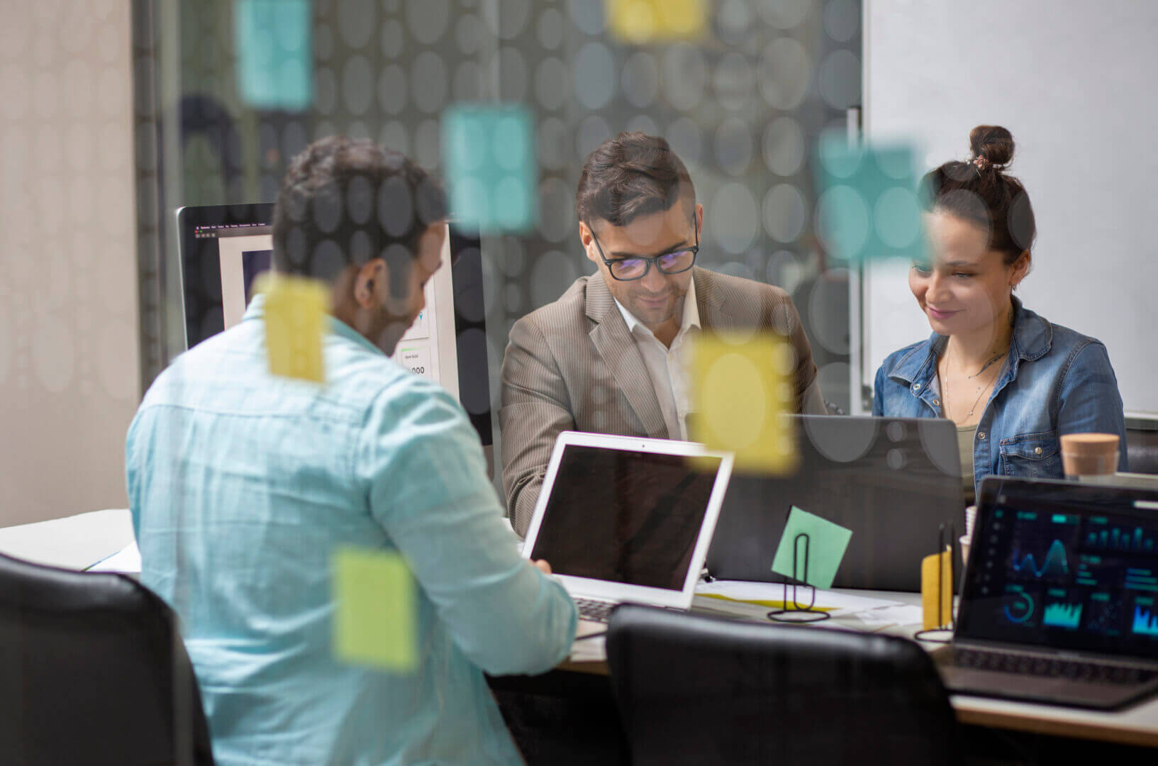 Equipo colaborando en la toma de decisiones usando sistemas expertos basados en inteligencia artificial para mejorar la eficiencia empresarial.