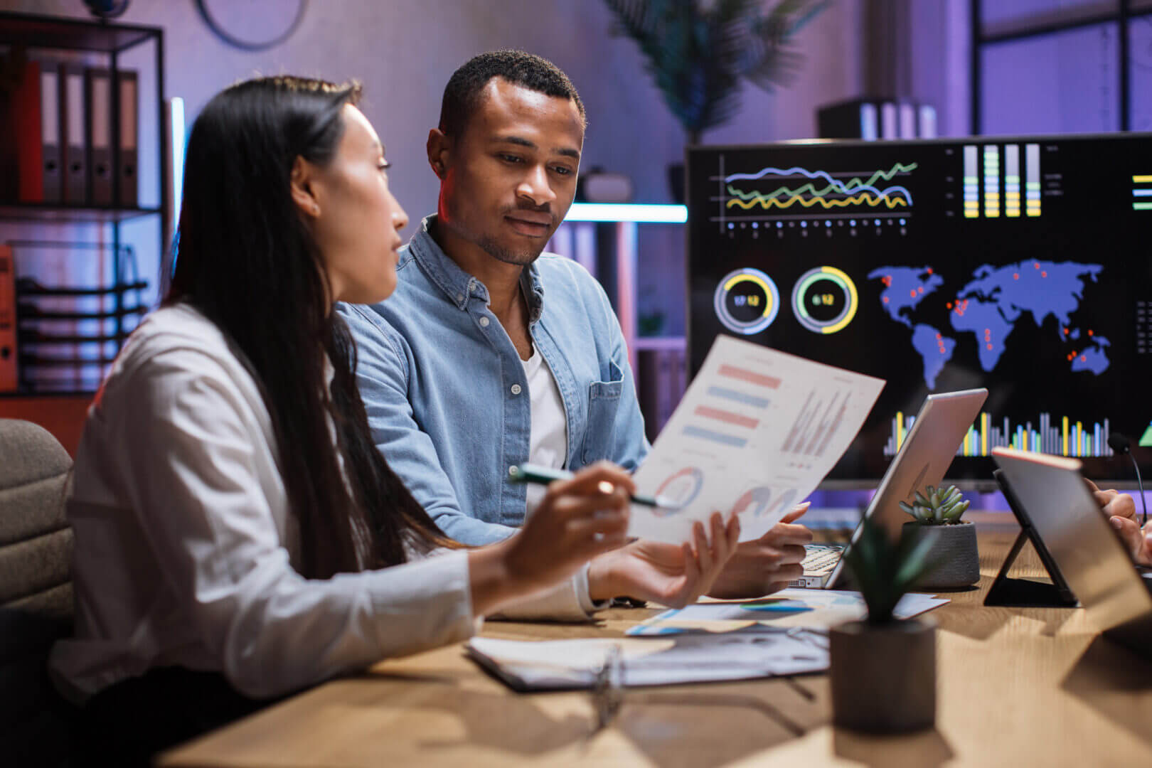 Profesionales revisan informes y dashboards con métricas globales para implementar automatización con inteligencia artificial en retail