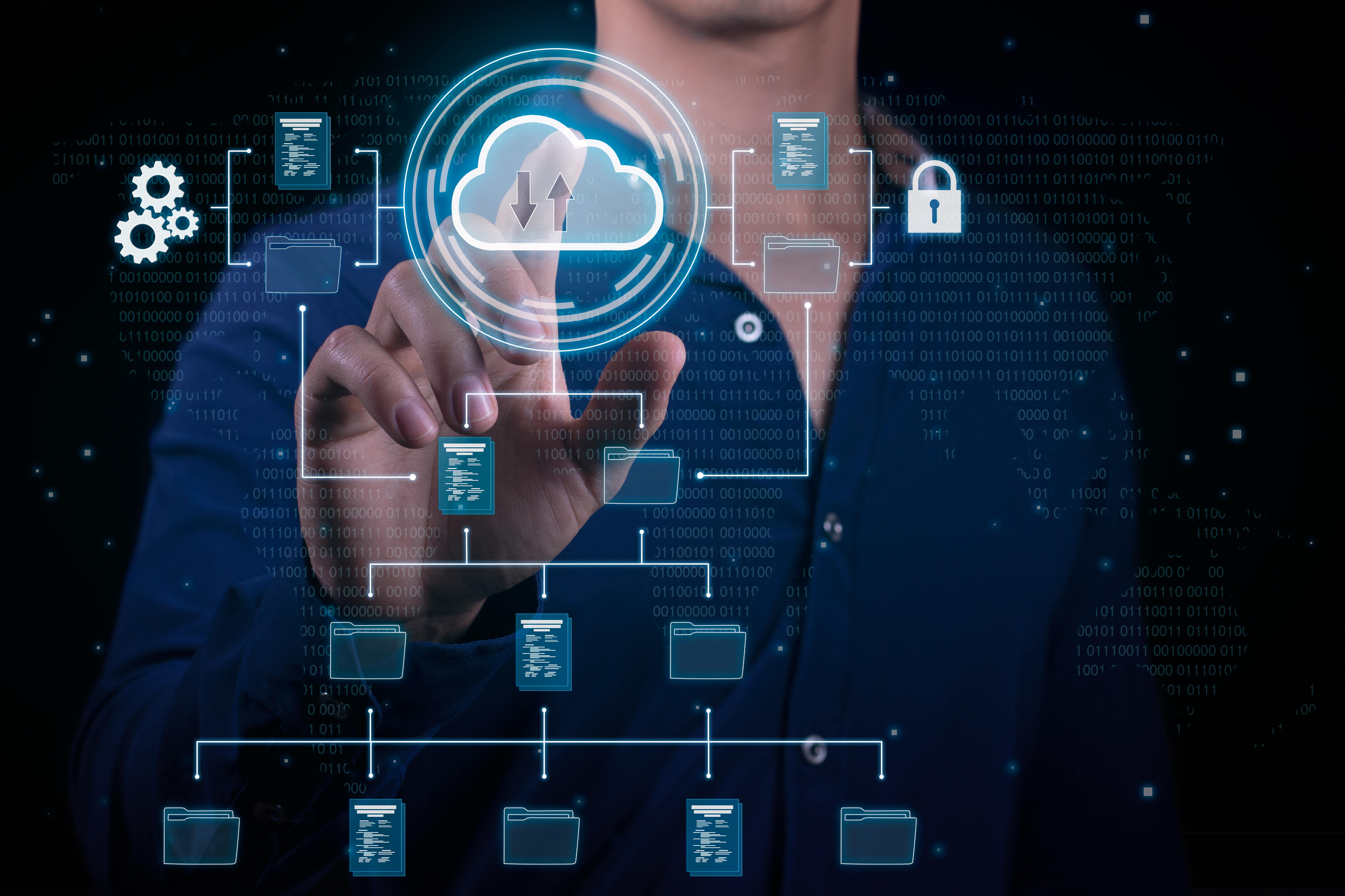 Persona interactúa con una interfaz digital que representa el ecosistema de nube privada, con íconos de seguridad, carpetas y conectividad en red.