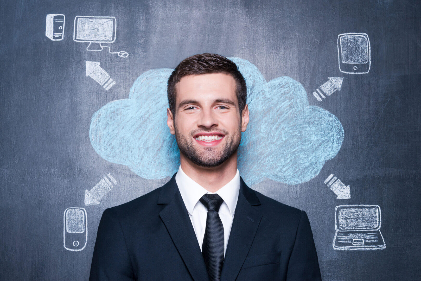 Hombre de negocios frente a un dibujo de nube en una pizarra con íconos tecnológicos, representando el ecosistema de una nube privada empresarial.