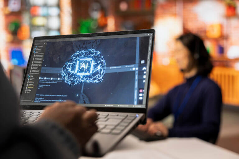 Imagen mostrando el impacto de la inteligencia artificial en el empleo, con una representación gráfica de IA en una laptop, destacando la relevancia de la tecnología en el futuro del trabajo.