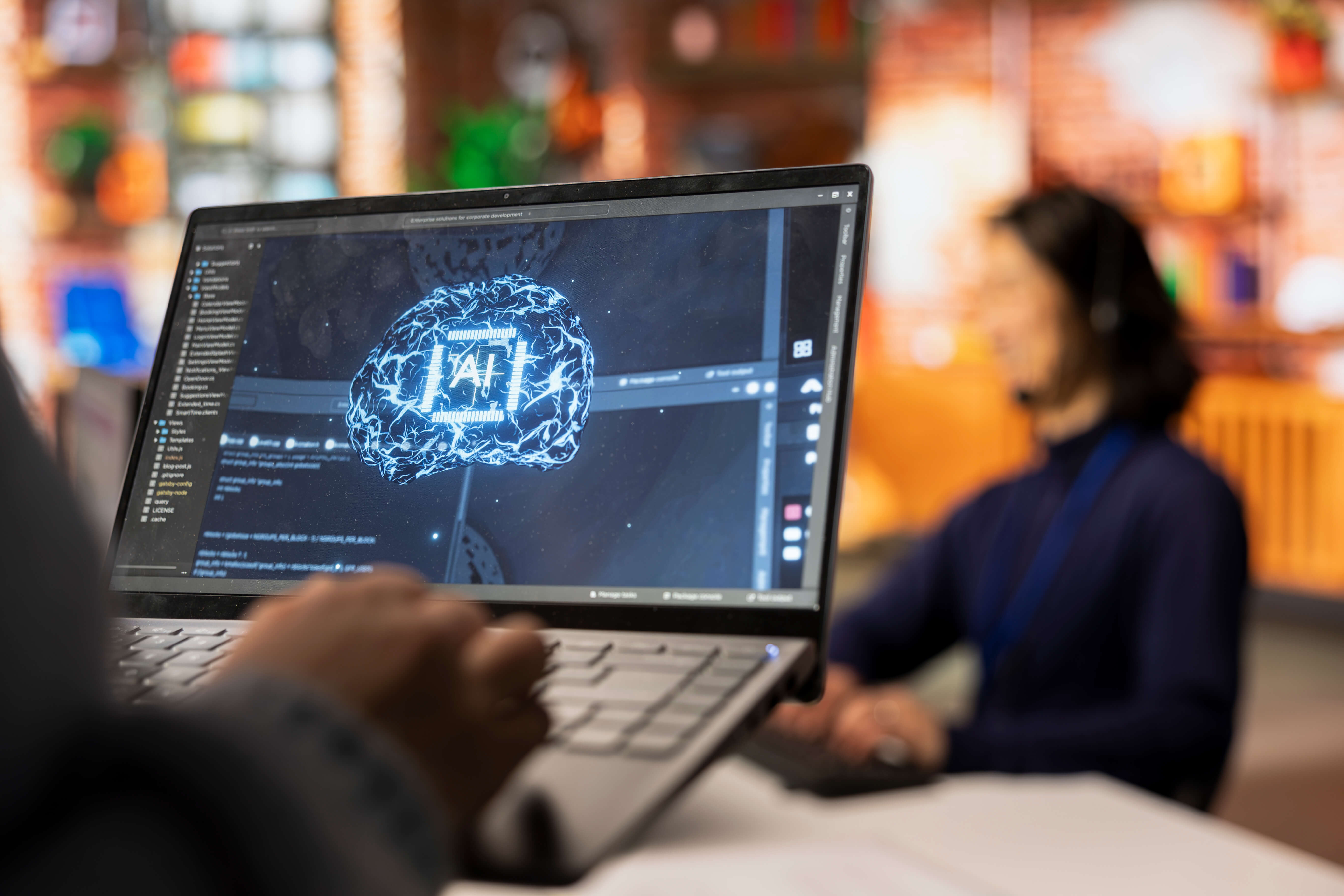 Imagen mostrando el impacto de la inteligencia artificial en el empleo, con una representación gráfica de IA en una laptop, destacando la relevancia de la tecnología en el futuro del trabajo.