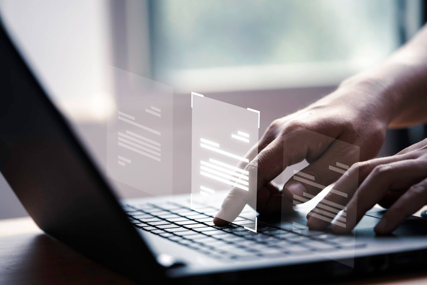 Persona interactuando con una laptop, con un holograma de documentos, representando el impacto de las regulaciones en la implementación de inteligencia artificial en el empleo.