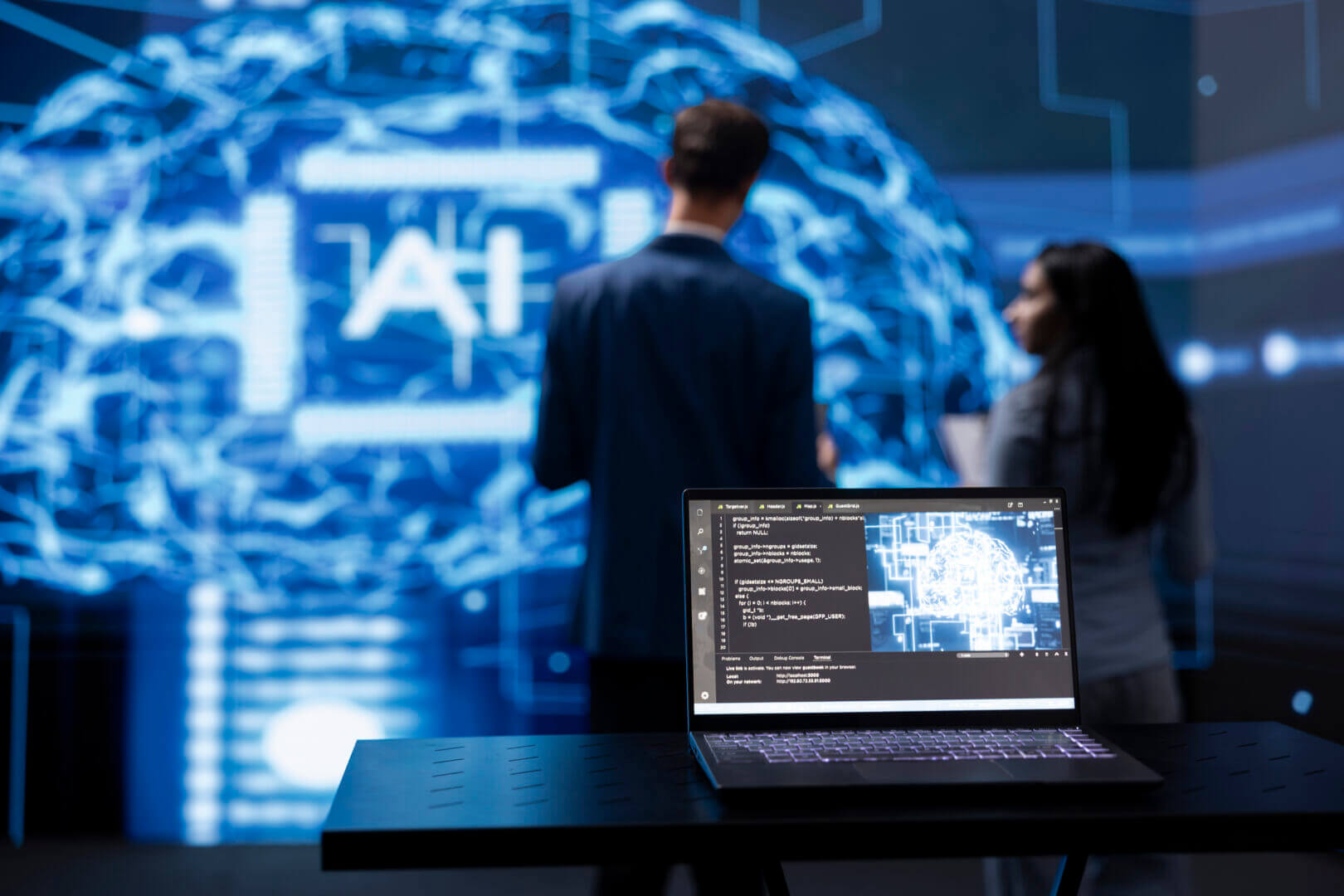 Profesionales analizando datos sobre inteligencia artificial y el empleo, con un fondo de gráficos digitales en pantalla