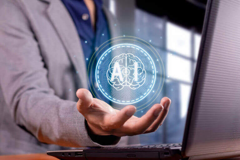 Un profesional sostiene una ilustración de un cerebro digitalizado con las letras AI, representando el impacto de las leyes IA en la ética y la tecnología.