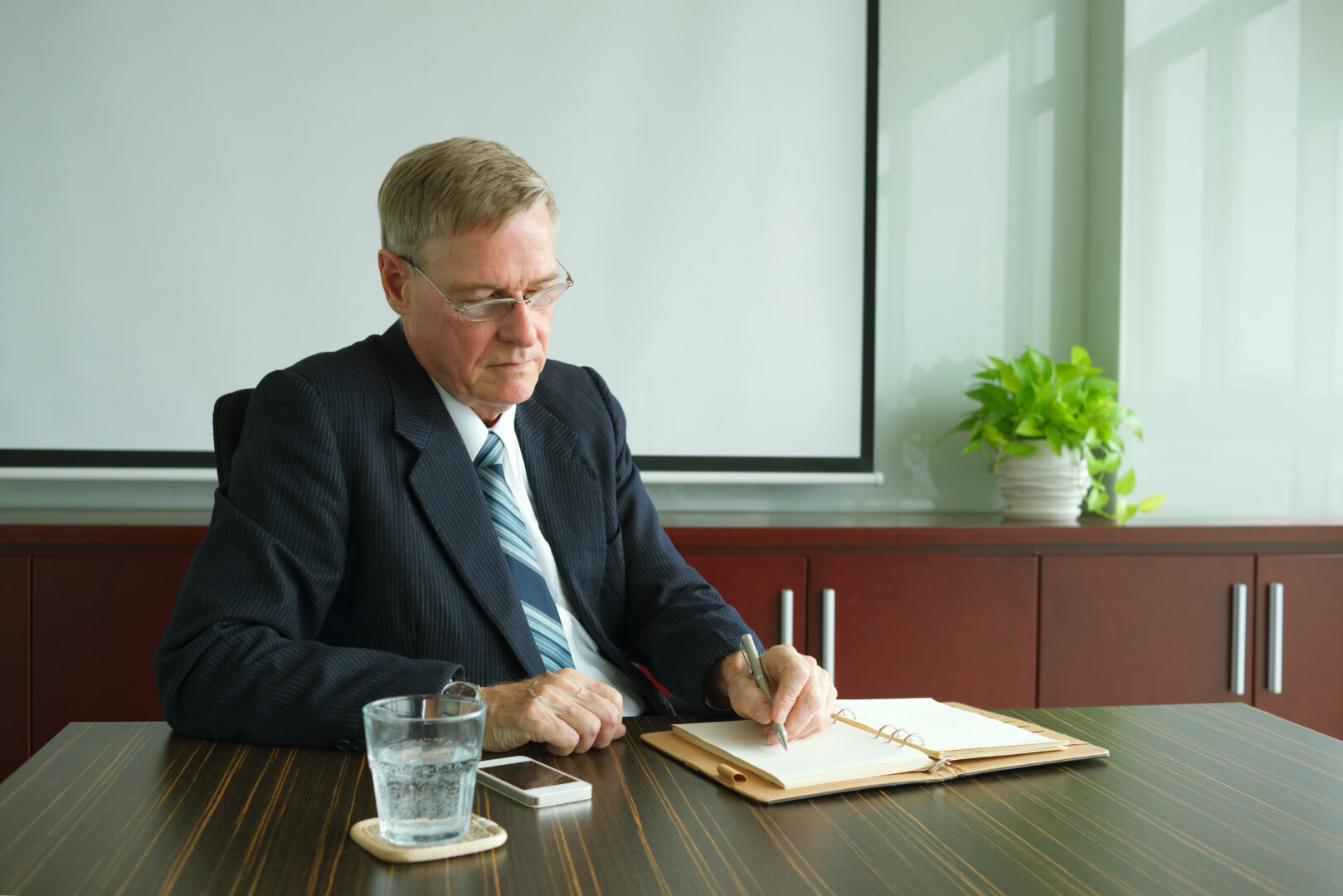 Imagen de un directivo tomando notas, reflejando la importancia de evitar errores comunes al elegir certificaciones en inteligencia artificial.