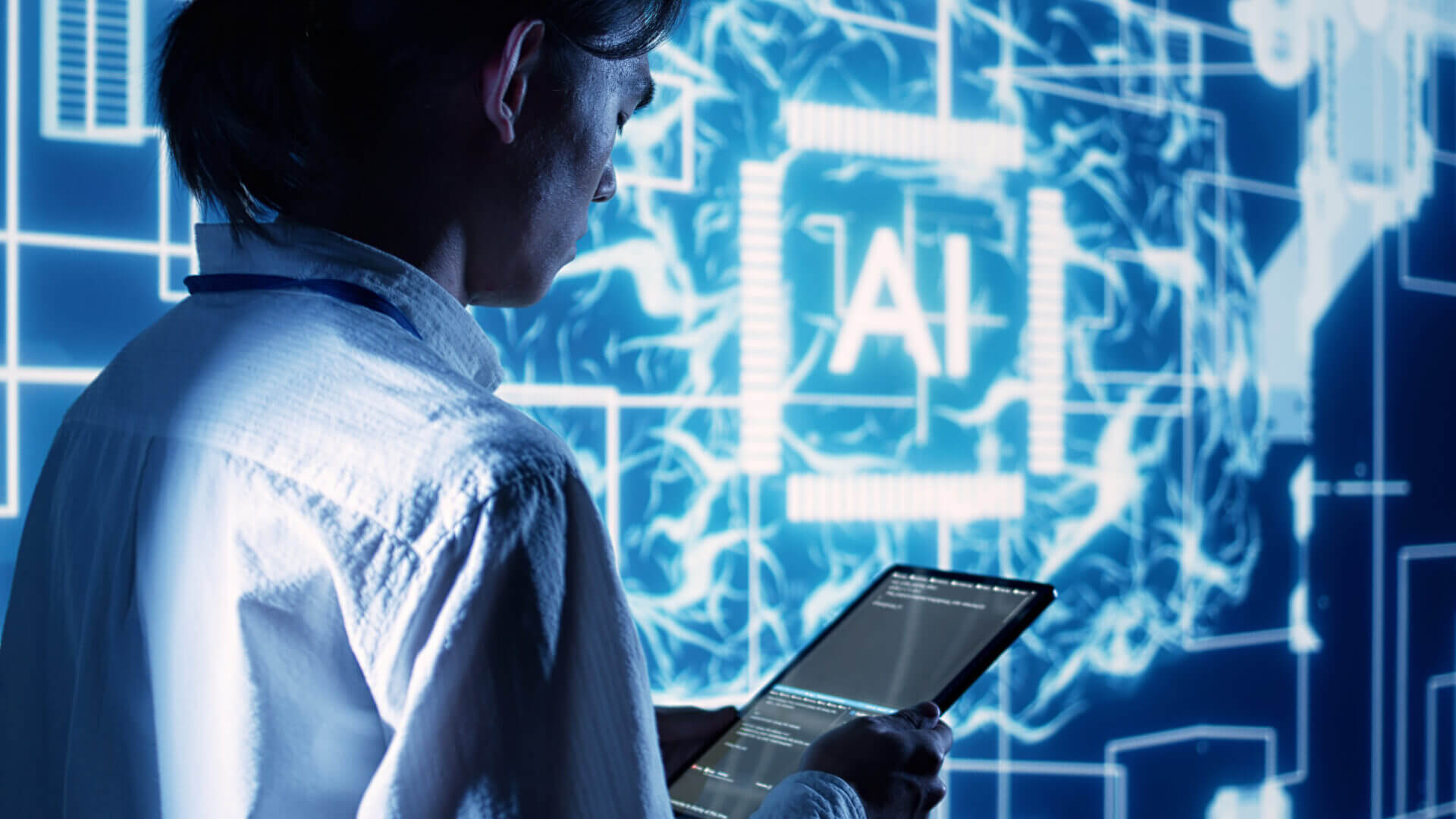 Persona observando pantalla con datos sobre inteligencia artificial (IA) en un entorno digital avanzado, interactuando con tecnología de ciencia de datos.