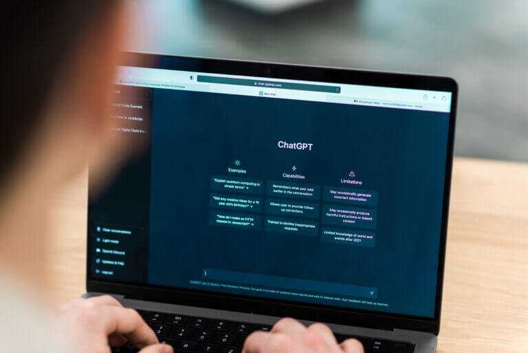 Pantalla de ChatGPT en laptop mostrando ejemplos, capacidades y limitaciones de LLM, relevante para empresas que buscan el mejor LLM para optimizar sus procesos.