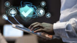 Tablet con hologramas que simbolizan la seguridad electrónica.
