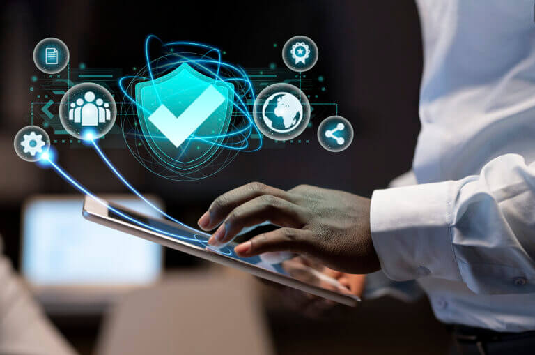 Tablet con hologramas que simbolizan la seguridad electrónica.