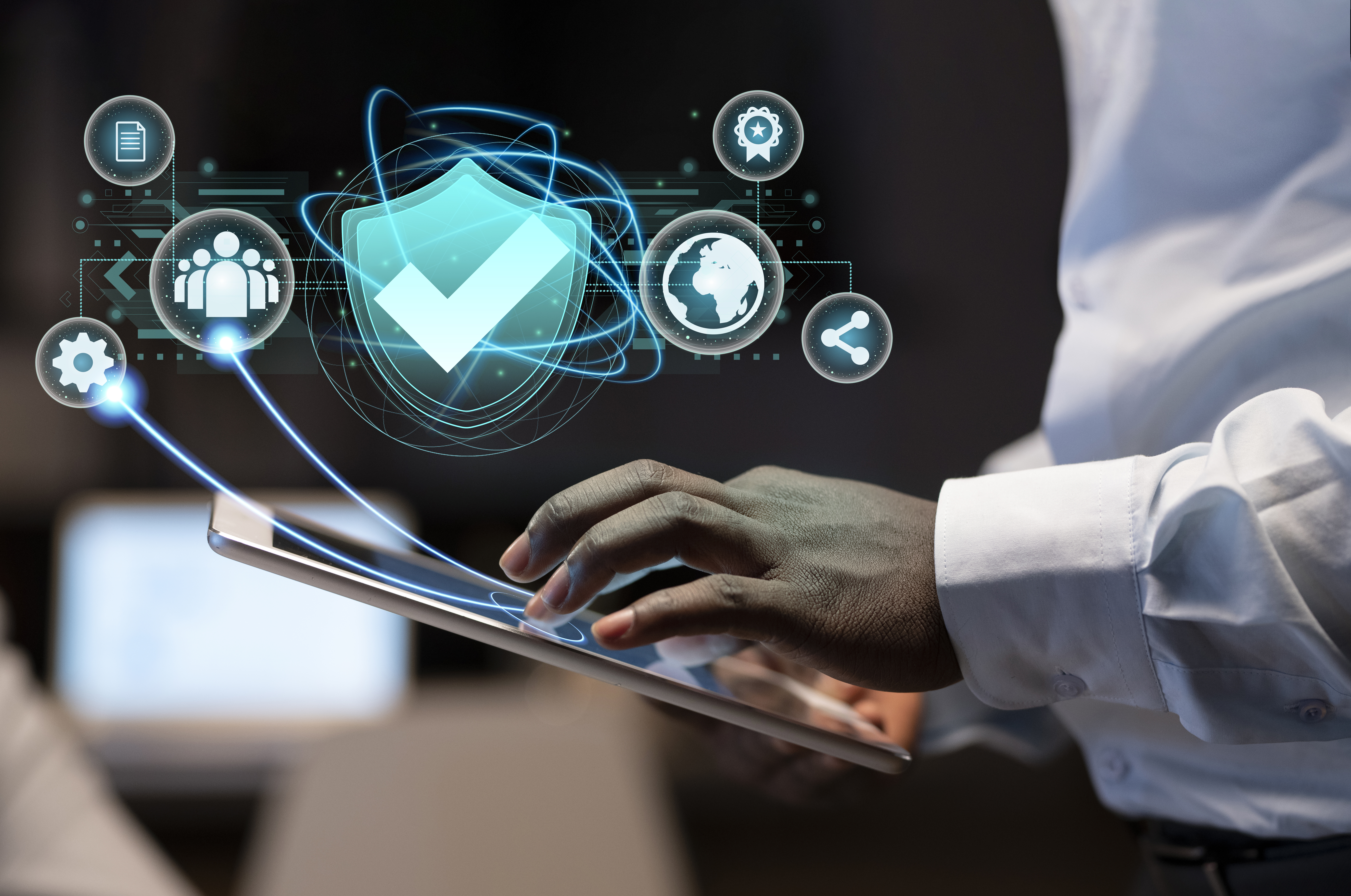 Tablet con hologramas que simbolizan la seguridad electrónica.