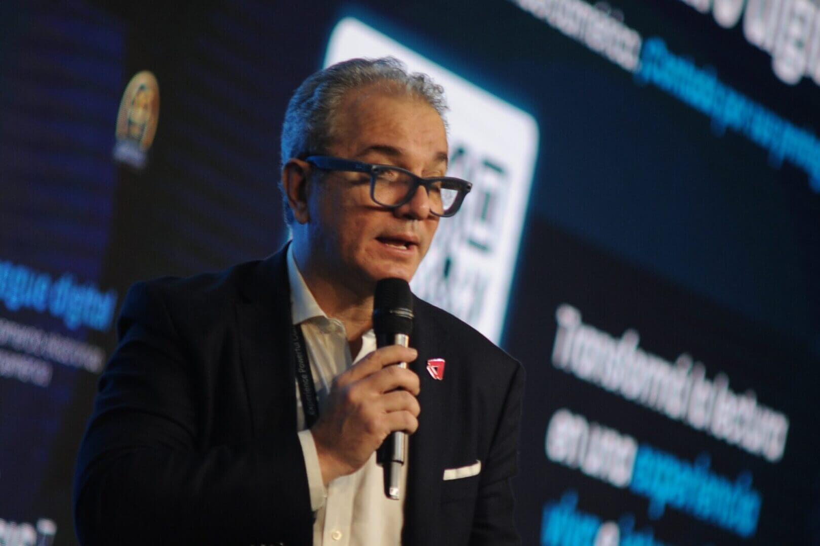 Marcos Pueyrredon, presidente del eCommerce Institute, encabezando el panel de apertura del evento