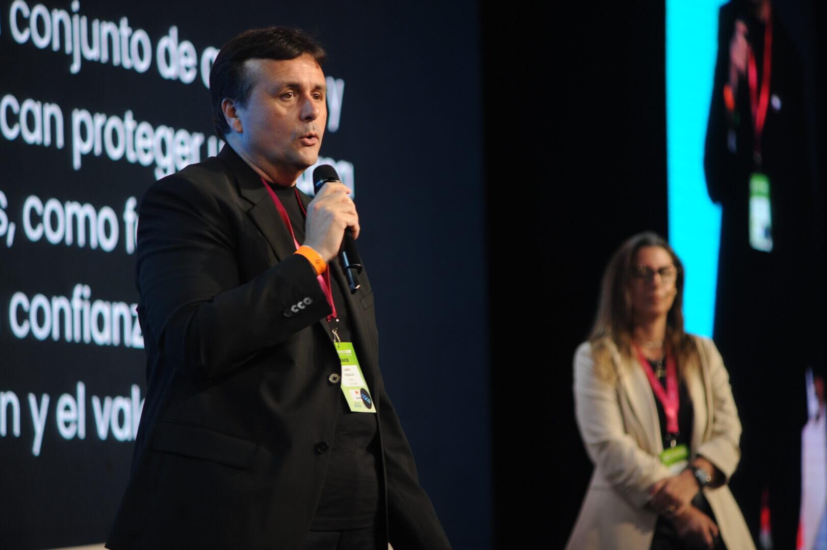Gabriel Pasqualini, CEO and Founder de Pulpou, en un panel con Paula Fernández Pfizenmaier, IP & BP Director de Mercado Libre.