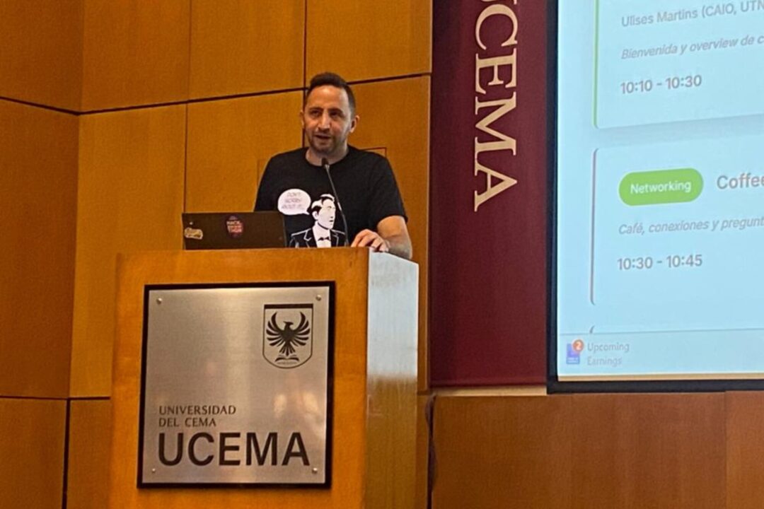 Ulises Martins presenta el chatbot de la UTN durante Prompteala en la Universidad del CEMA, mostrando herramientas de IA aplicadas a educación y gestión de datos.