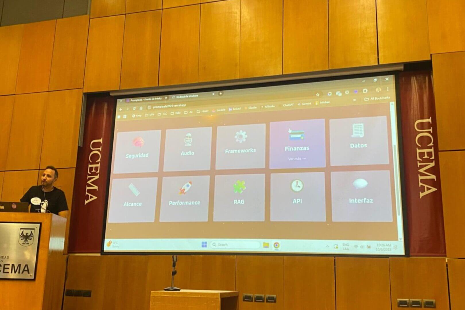 Ulises Martins expone en Prompteala sobre el desarrollo del chatbot de la UTN en la Universidad del CEMA, con un panel donde se muestran módulos de IA como seguridad, performance y datos.