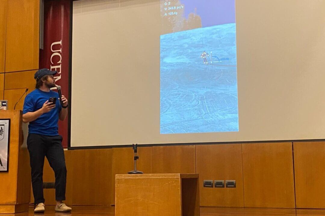Co-fundador de Snowmatch en UCEMA muestra un video de un esquiador con métricas de velocidad y peso, ilustrando la precisión de su modelo de Inteligencia Artificial Esquí.