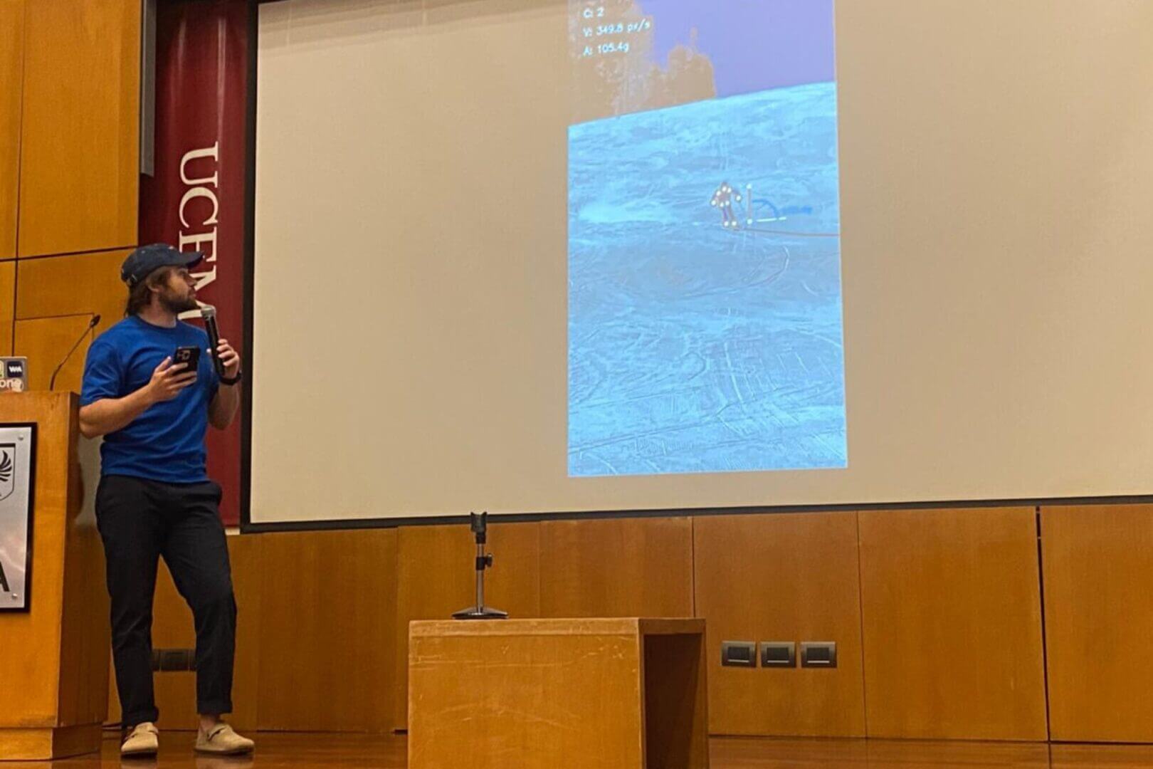 Co-fundador de Snowmatch en UCEMA muestra un video de un esquiador con métricas de velocidad y peso, ilustrando la precisión de su modelo de Inteligencia Artificial Esquí.