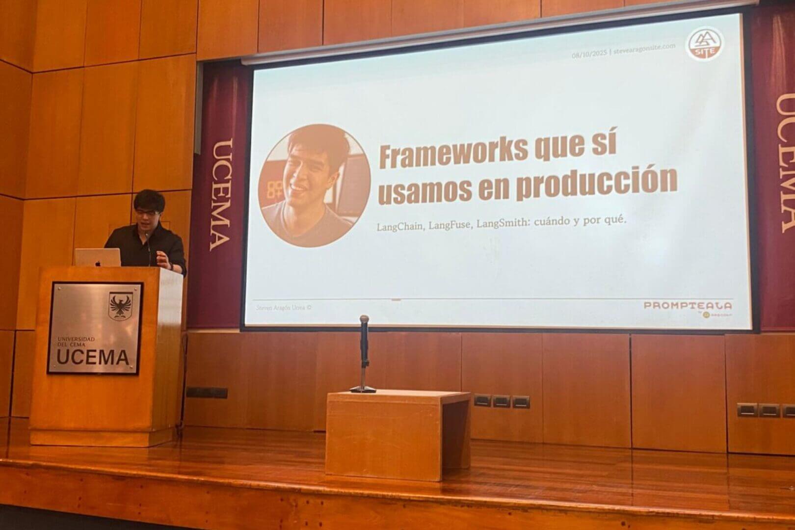 Steven Aragon presenta sobre frameworks para IA, como LangChain, LangFuse y LangSmith, durante el evento Prompteala en la Universidad del CEMA (UCEMA).