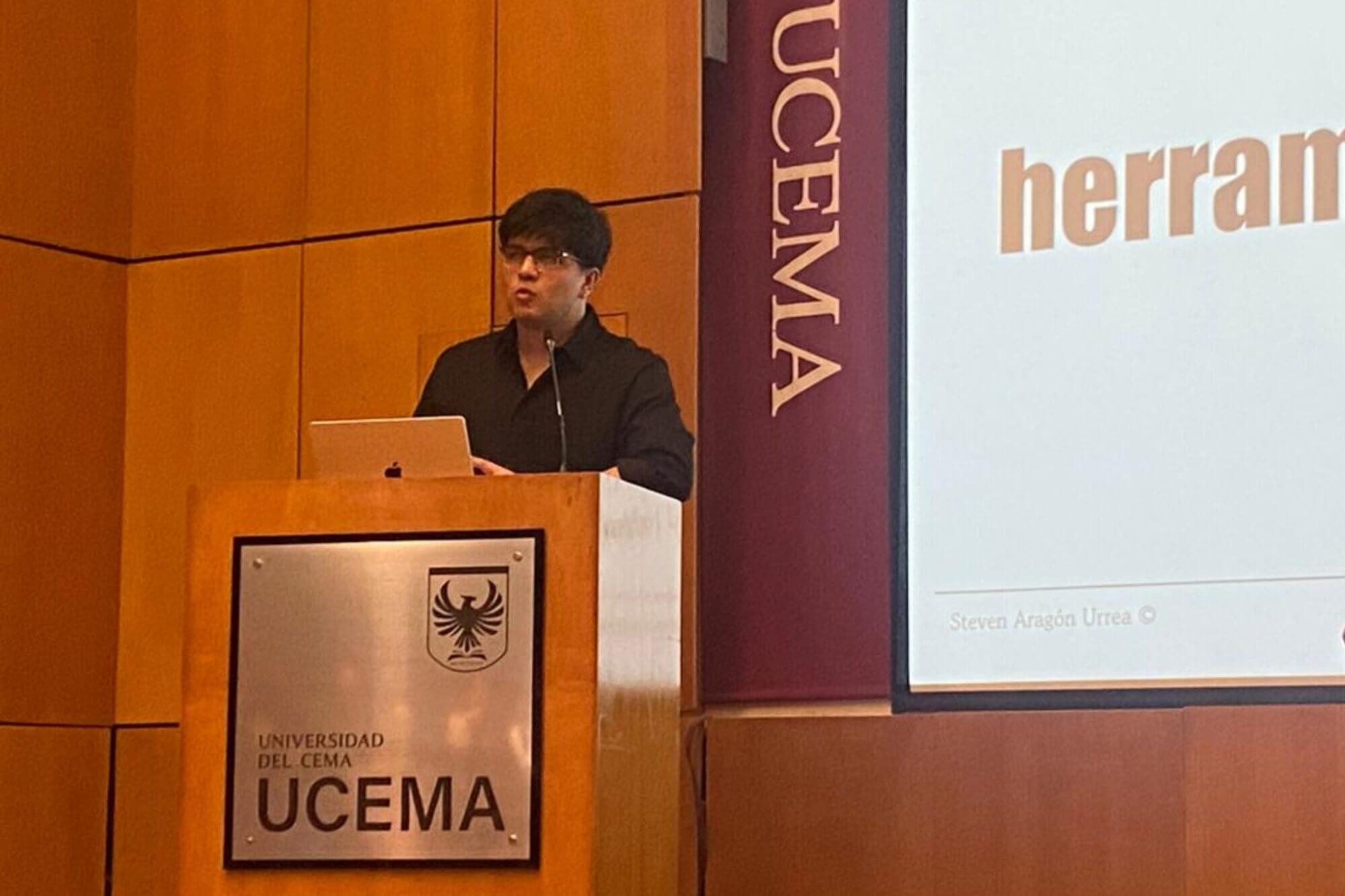 Steven Aragon, desarrollador full-stack y creador de videojuegos, presenta sobre frameworks para IA durante el evento Prompteala en la Universidad del CEMA (UCEMA).