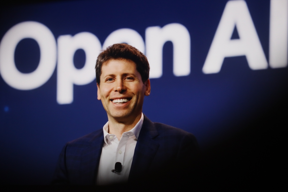 Ejecutivo de OpenAI en conferencia frente al logo de la compañía, anunciando la inversión de 25.000 millones de dólares en un mega data center de inteligencia artificial en la Patagonia, impulsado por energía renovable.
