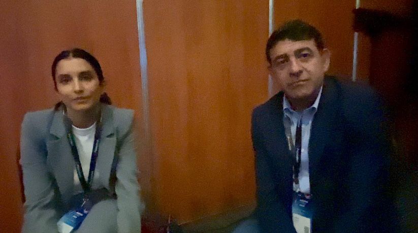 Dos representantes de Bind posan durante el Argentina Fintech Forum 2025 en Buenos Aires, en un espacio de entrevistas del evento.