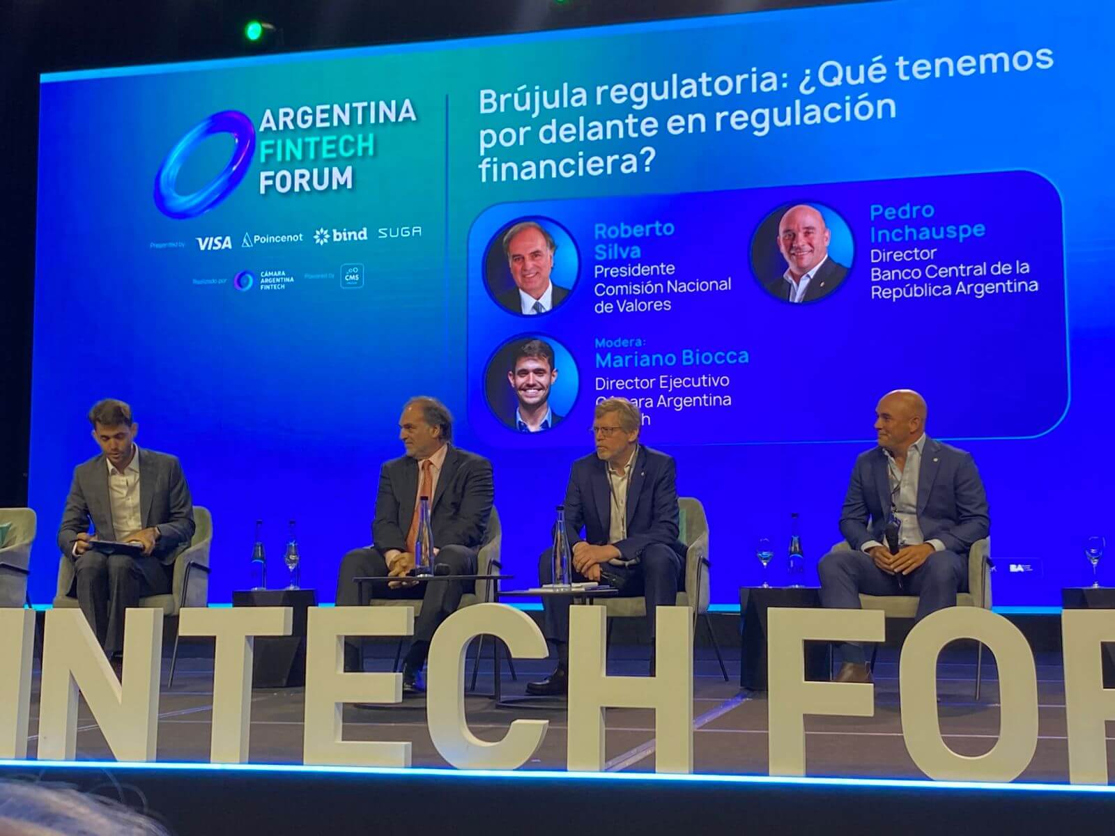 Panel del Argentina Fintech Forum 2025 con autoridades del Banco Central y la Comisión Nacional de Valores, debatiendo sobre la regulación financiera argentina y los desafíos del ecosistema fintech.