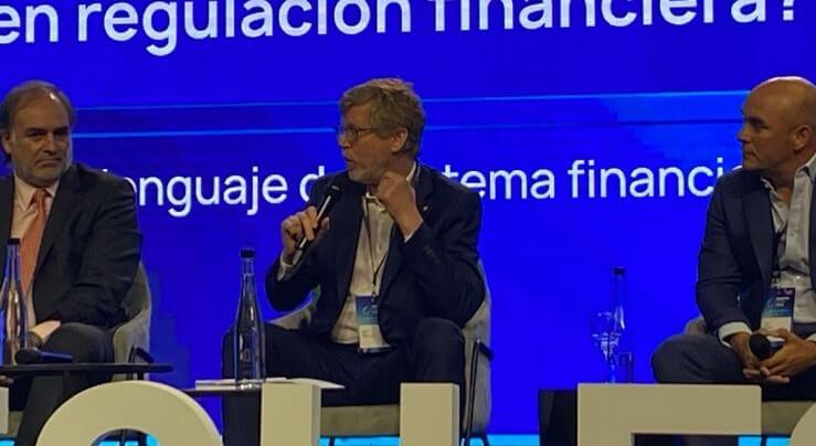 Juan Curutchet, superintendente de Entidades Financieras y Cambiarias del Banco Central, participa en el Argentina Fintech Forum 2025 durante el panel sobre regulación financiera argentina y supervisión inteligente del sistema financiero.
