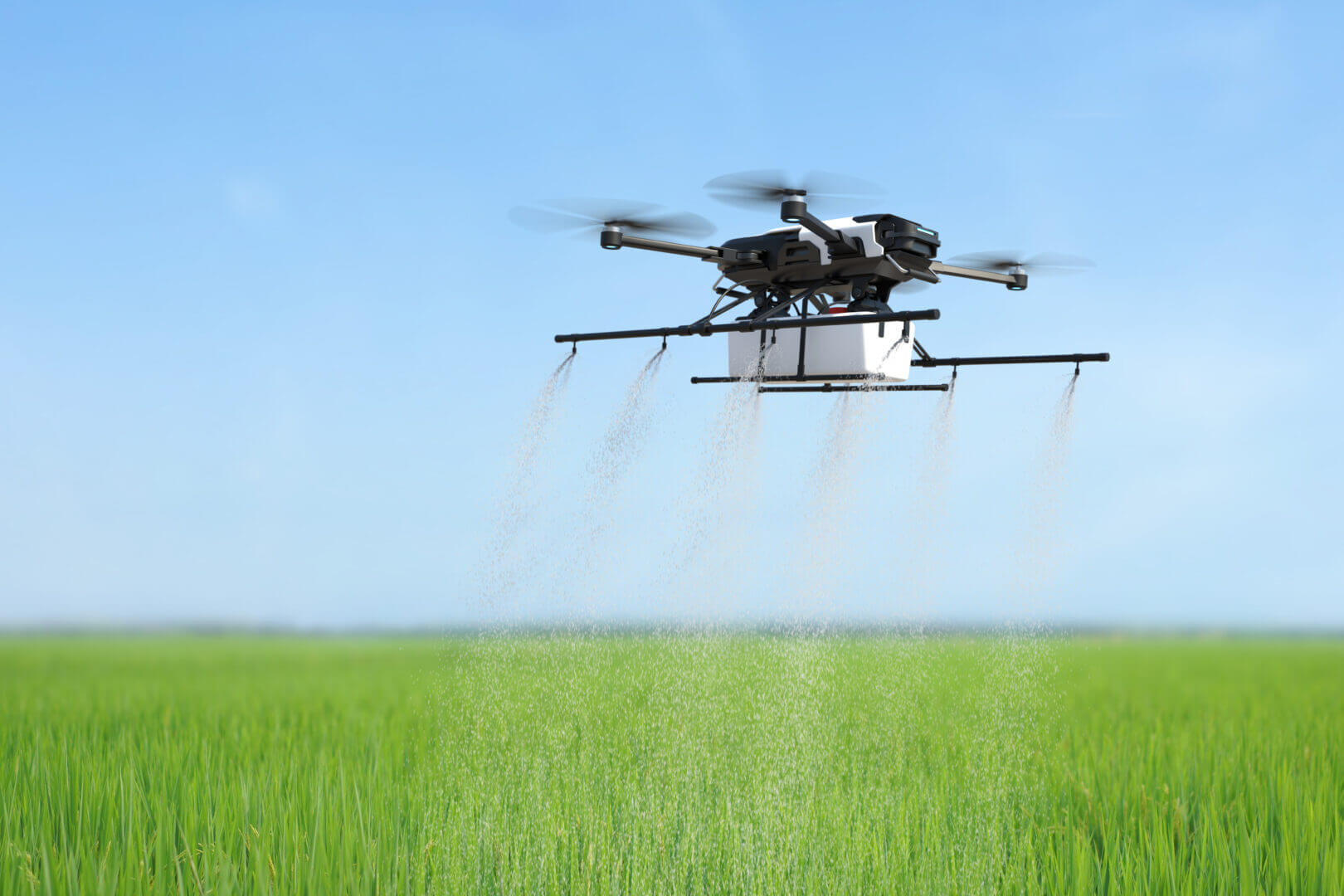 Dron agrícola pulverizando fertilizante, demostrando el uso de drones en la aplicación precisa de insumos en el agro