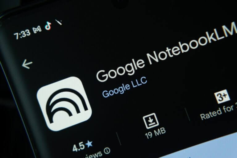 Pantalla de un smartphone mostrando la ficha de descarga de Google NotebookLM en Google Play Store, con el ícono de la app de Google LLC y su calificación.