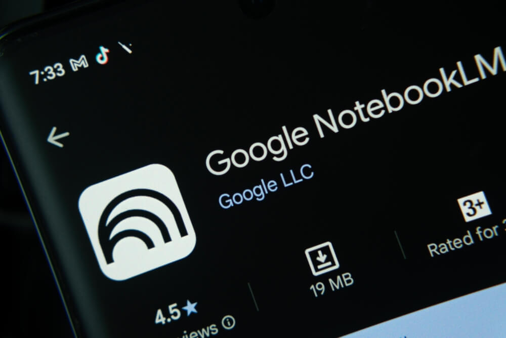 Pantalla de un smartphone mostrando la ficha de descarga de Google NotebookLM en Google Play Store, con el ícono de la app de Google LLC y su calificación.