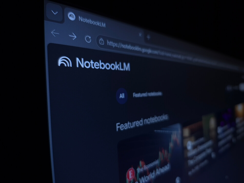 Pantalla de computadora mostrando la interfaz web de Google NotebookLM, con la sección de notebooks destacados en modo oscuro.