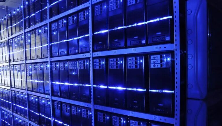 Rack de servidores iluminados en azul que representa la infraestructura utilizada en entornos de virtualización como Proxmox frente a VMware.