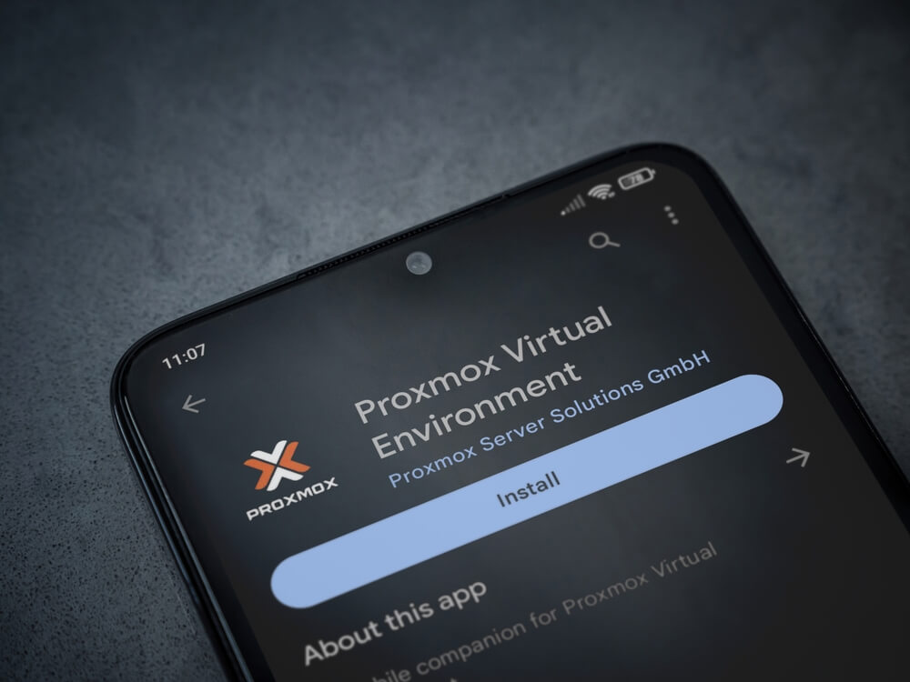 Pantalla de un smartphone mostrando la app Proxmox Virtual Environment, útil en comparativas técnicas como Proxmox frente a VMware.