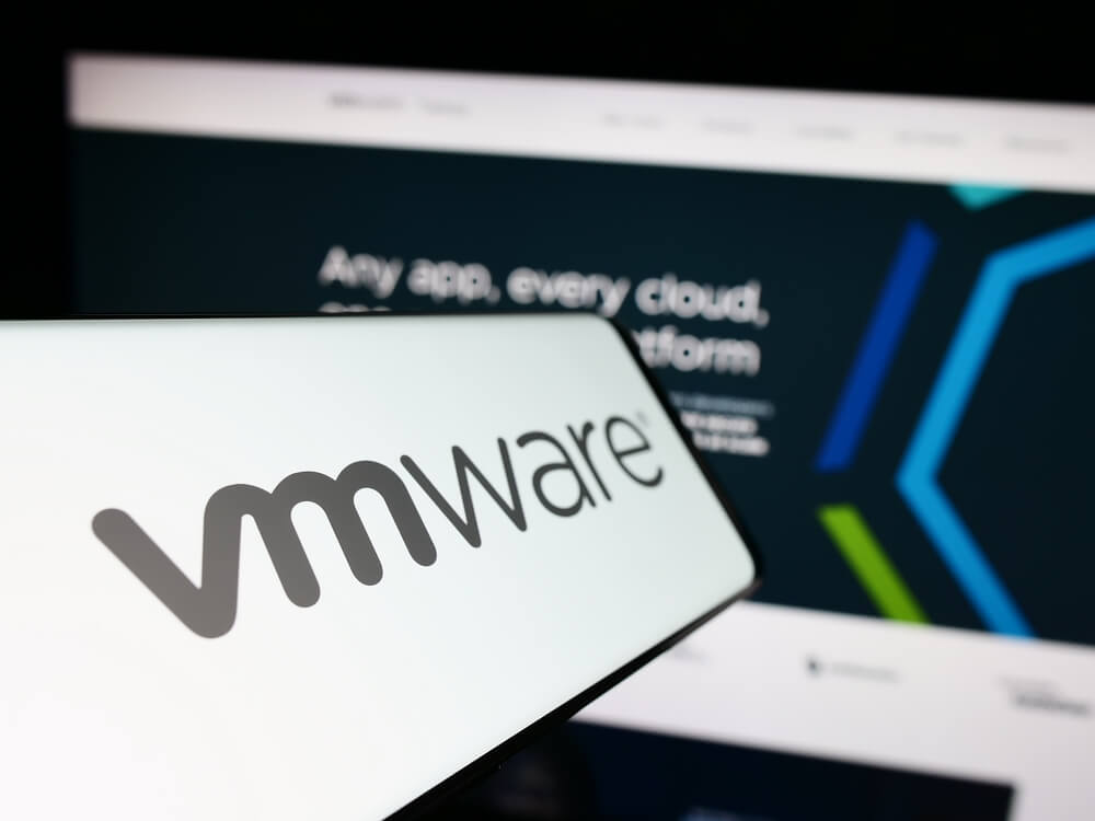 Logo de VMware en la pantalla de un smartphone con el sitio oficial de fondo, útil para análisis de Proxmox frente a VMware en entornos empresariales.