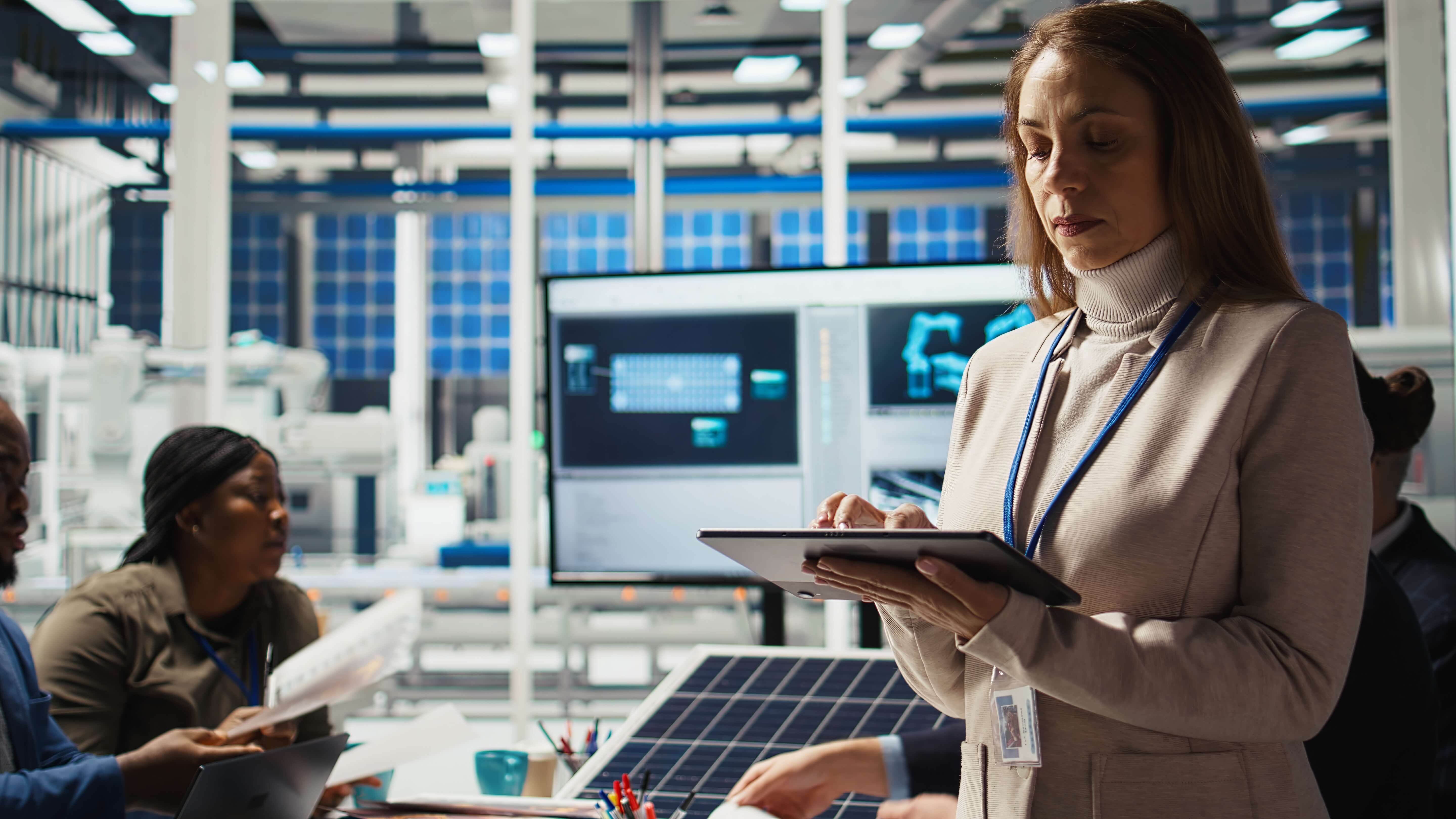 Profesionales trabajando en un centro de control con sistemas de monitoreo digital, resaltando la importancia de la ciberseguridad en redes críticas para el sector energético.