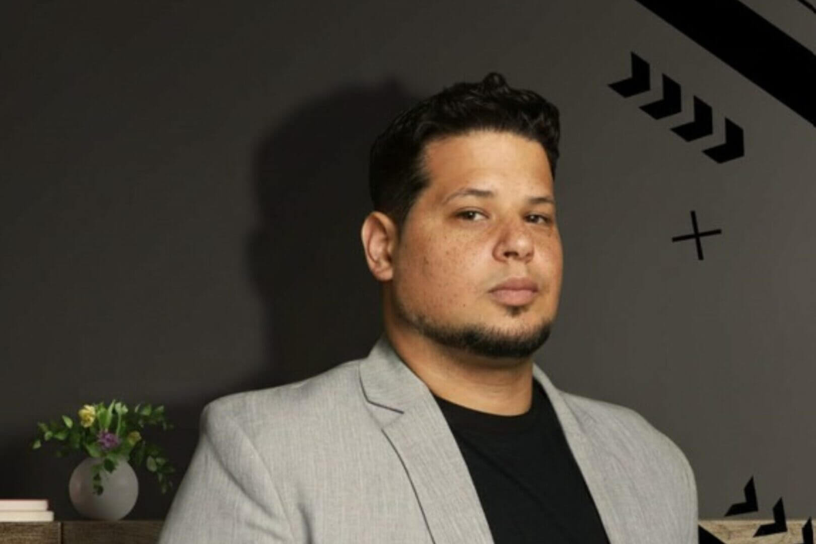 Nahuel Giliberto, experto en ciberseguridad de Xelere, posando frente a fondo oscuro, destacando la importancia de la ciberseguridad en infraestructuras críticas.