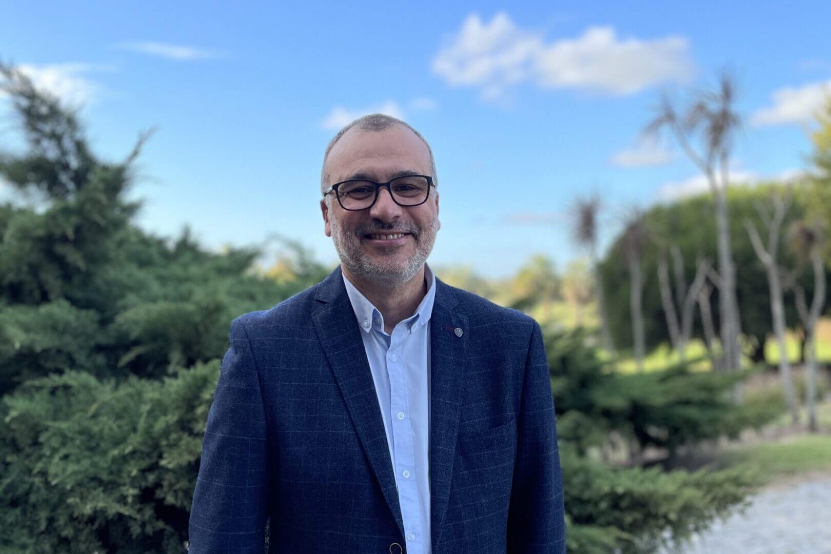 Iván Gomolinsky, COO de Security Advisor, sonriendo al aire libre, destacando la importancia de la ciberseguridad para proteger infraestructuras críticas.