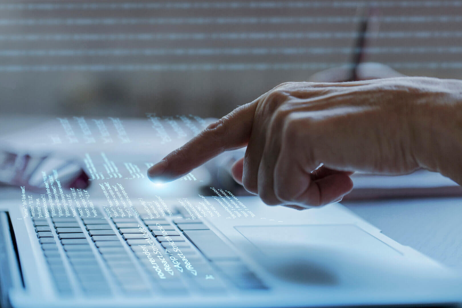 Mano interactuando con una pantalla holográfica que muestra datos de ciberseguridad, simbolizando el análisis de amenazas en redes críticas.