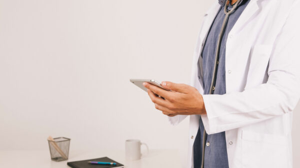 Imagen ilustrativa sobre el uso de chatbots en salud para responder consultas, orientar a pacientes y ciudadanos y facilitar una atención más ágil y personalizada.