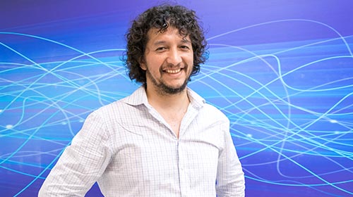 Retrato de un experto con camisa clara sobre fondo tecnológico, asociado a ciberseguridad en fintechs y bancos digitales.