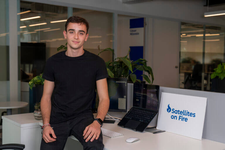 Franco Rodríguez Viau, fundador de Satellites on Fire, posa en su oficina con su equipo, que usa inteligencia artificial y satélites para detectar incendios forestales.