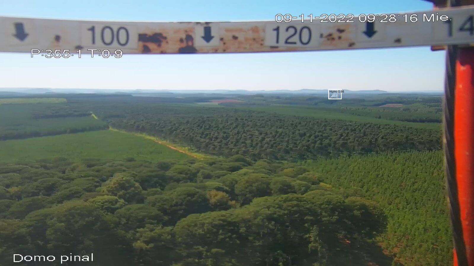 Vista aérea de un bosque a través de una cámara de vigilancia, con indicadores de monitoreo en el borde superior, mostrando el sistema de alertas de Satellites on Fire