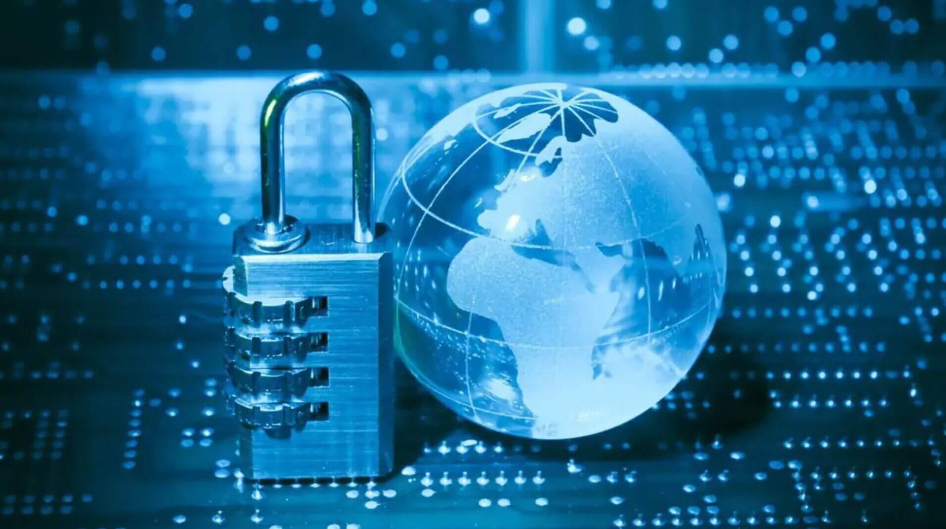 Candado metálico junto a un globo transparente sobre una placa electrónica, simbolizando cómo el Software NDR protege redes y datos frente a amenazas avanzadas.