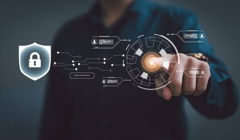 Persona interactuando con una interfaz digital de seguridad que muestra un escudo, un flujo de autenticación y una huella dactilar, ilustrando cómo el Software NDR protege redes empresariales.